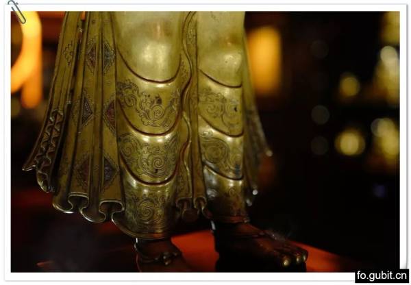 （图1）合金铜工艺造像，嵌银嵌红铜，细密錾刻工艺